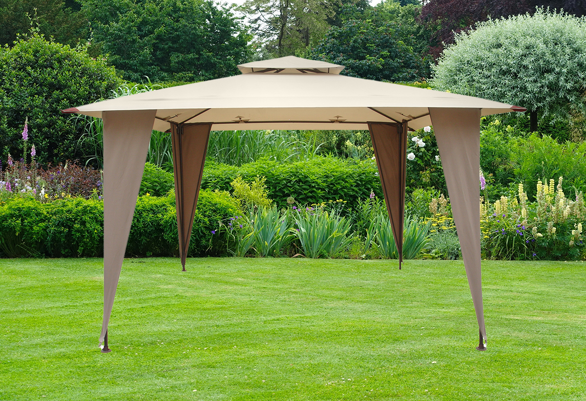 Το gazebo τοποθετημένο σε ένα κήπο